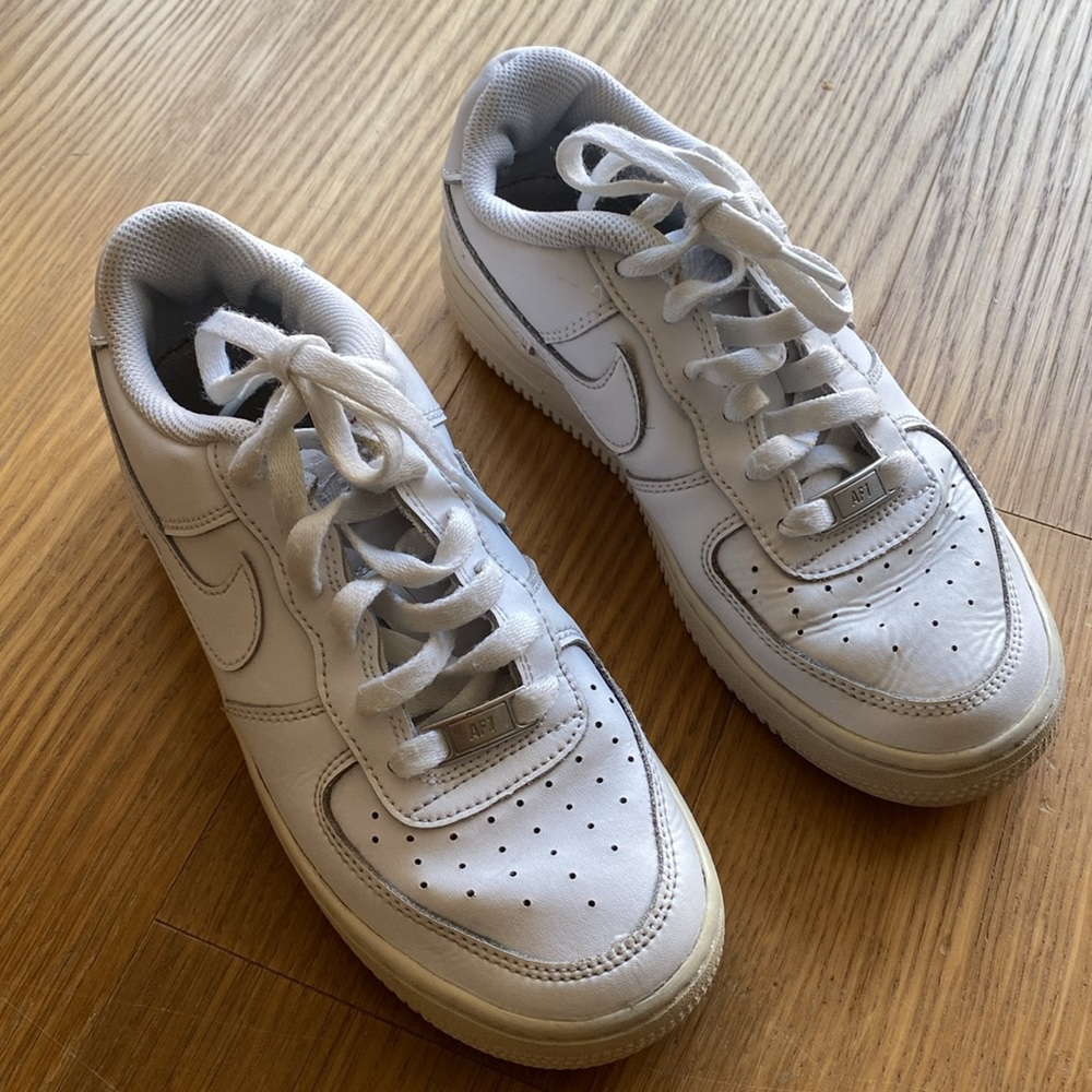 Nike Air Force 1 LE Big Kids White Leather Shoe Sneakers Size 5.5Y